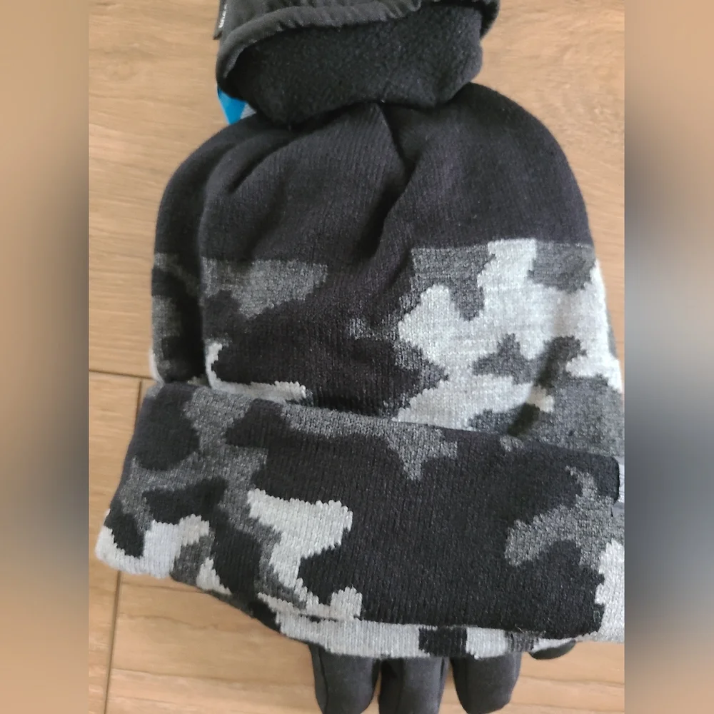 Zero Xposur hat & winter gloves set - NWT!